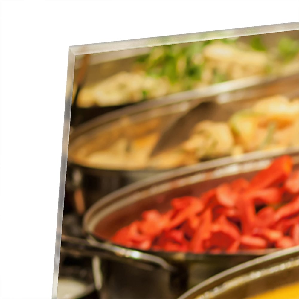 Glazen schilderij met een kleurrijke selectie van Indiaas eten, waaronder lamsvlees en groenten.