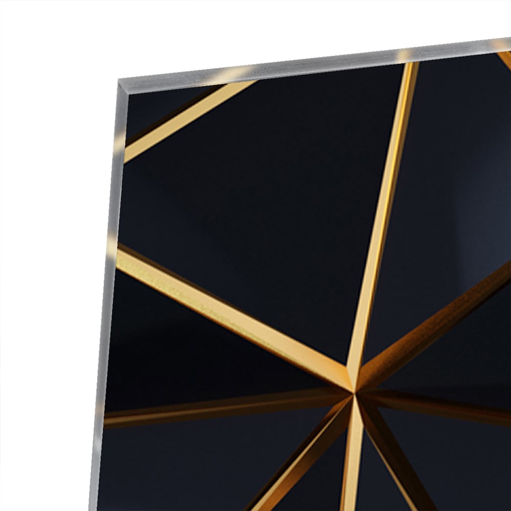 Modern glazen schilderij met zwart en gouden lijnen aan de muur