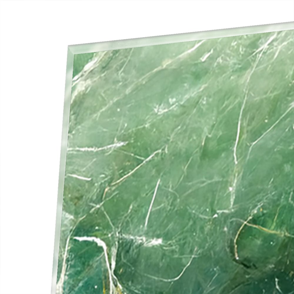 Glas schilderij met marmerpatroon in groene tinten, hangt aan de muur.