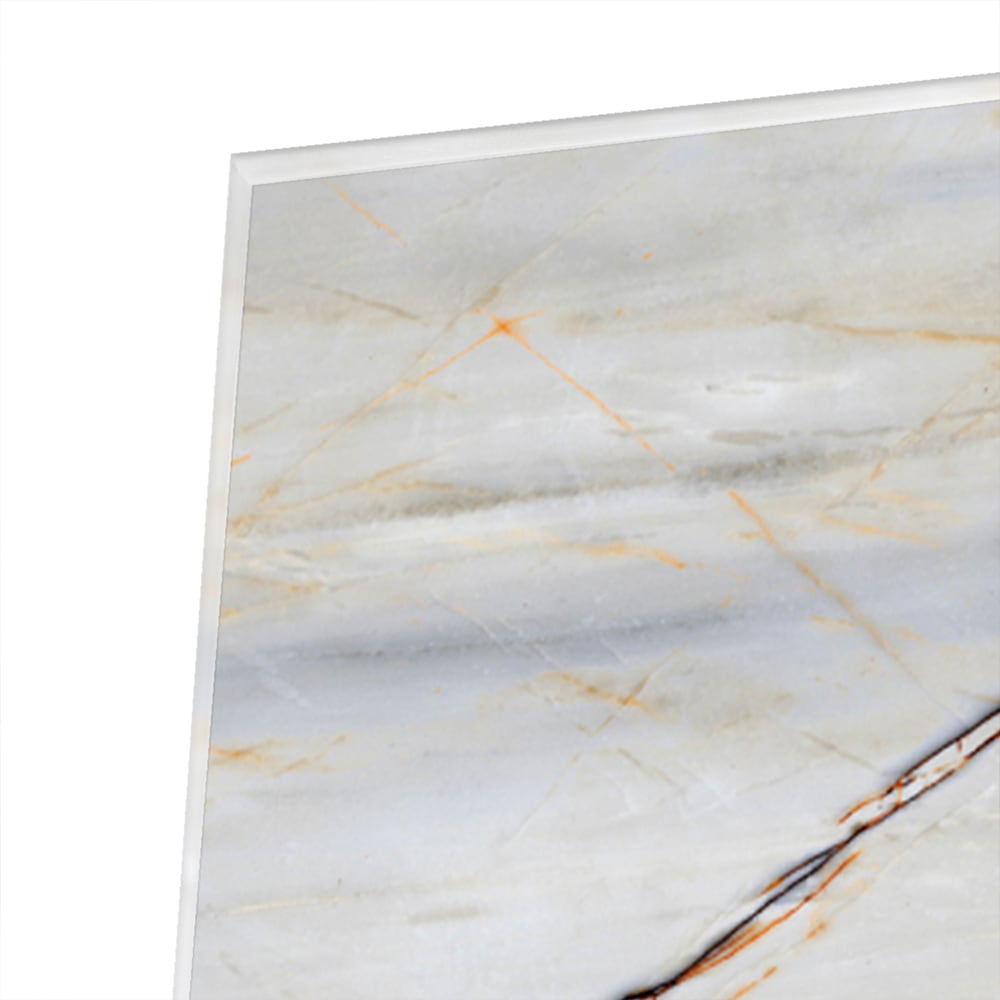 Elegante glazen schilderij met marmerpatroon en gouden lijnen in een moderne woonkamer.