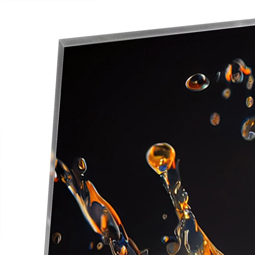 Glazen schilderij van een spetterende sinaasappel boven water.