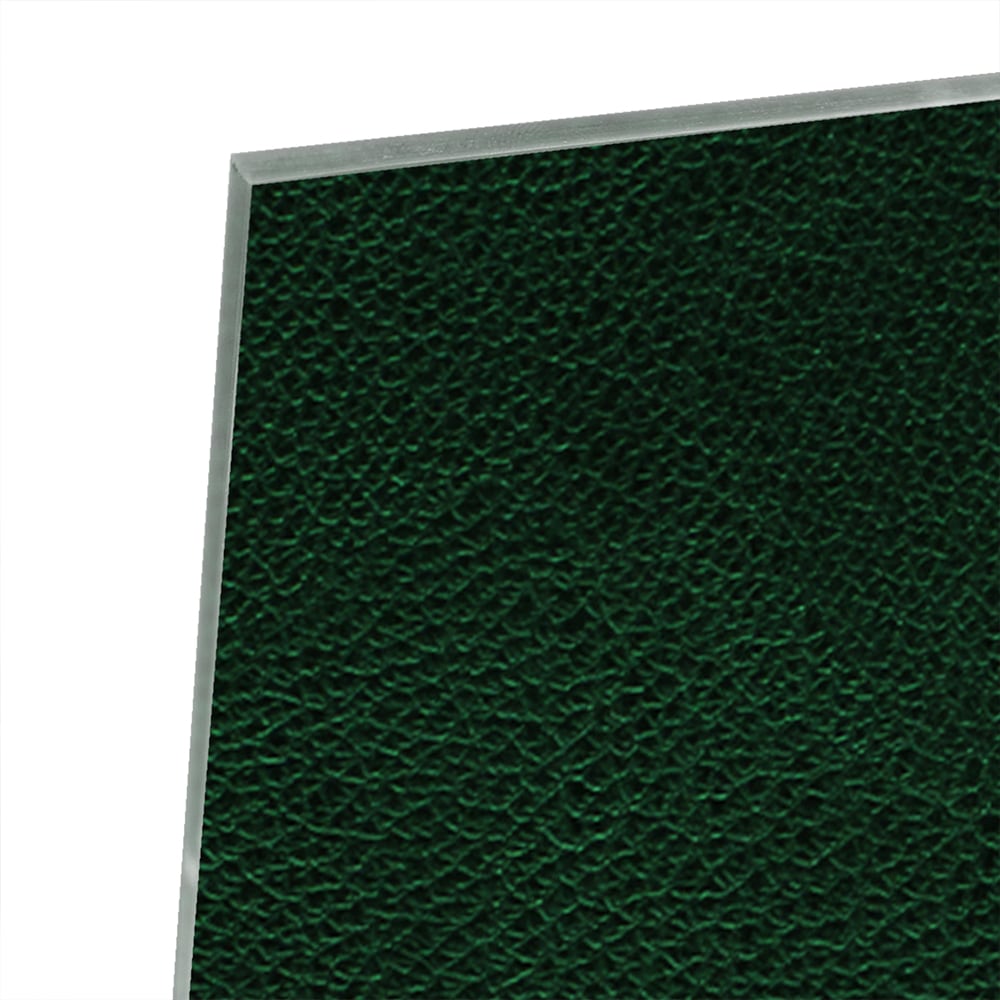 Een groen glazen schilderij aan de muur in een lichte woonkamer