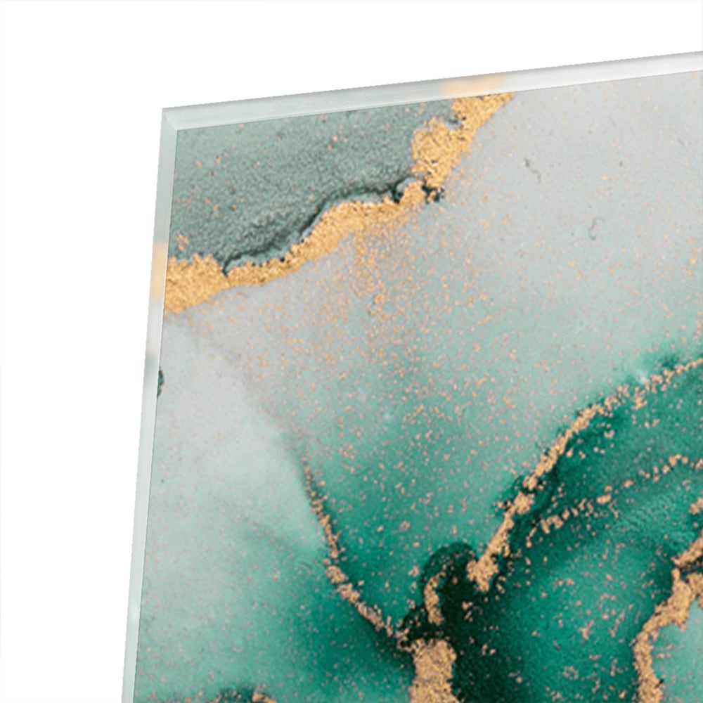 Elegant glazen schilderij met groene en gouden tinten aan de muur