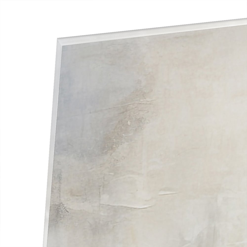 Abstract glazen schilderij met zachte kleuren aan de muur in een moderne woonkamer