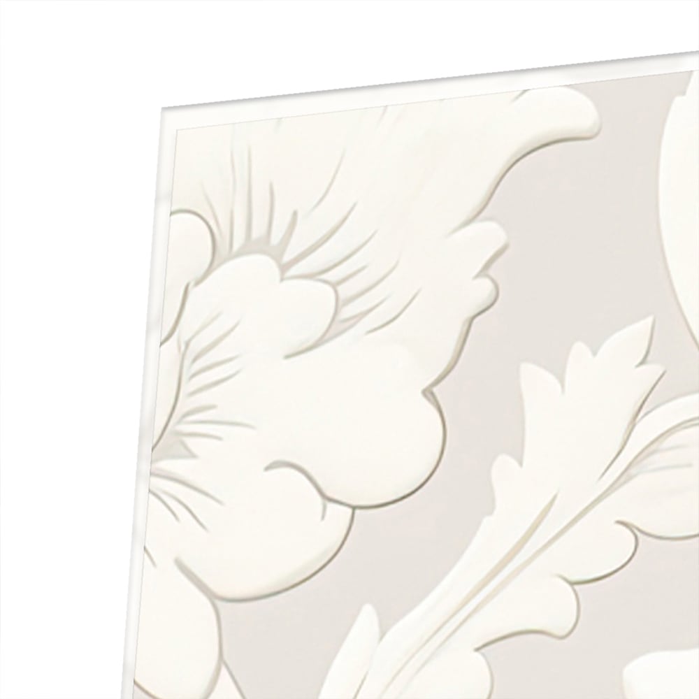 Glazen schilderij met subtiel bloemmotief aan de muur in een lichte woonkamer