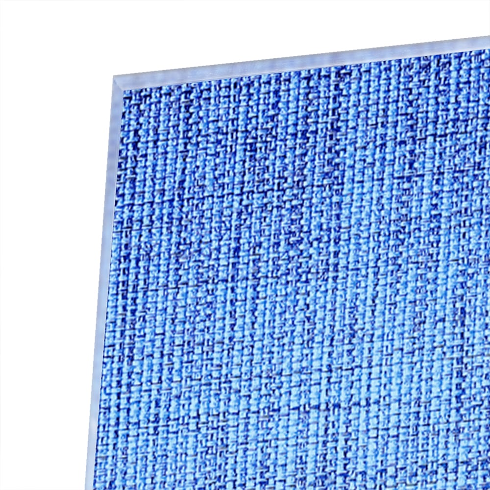 Blauw glazen schilderij aan de muur in een moderne woonkamer