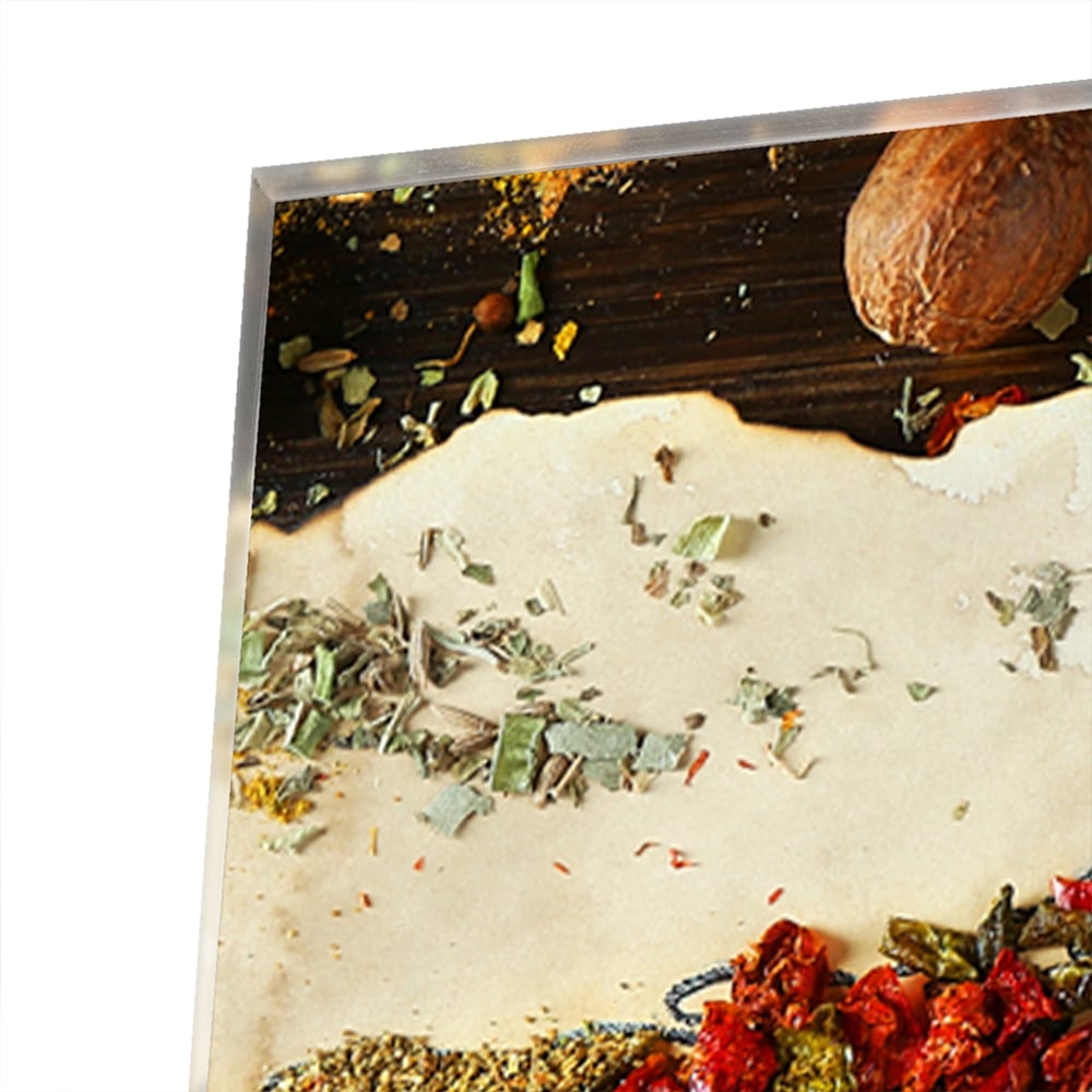Kleurrijk glazen schilderij met een artistieke weergave van fruit en specerijen aan de muur.
