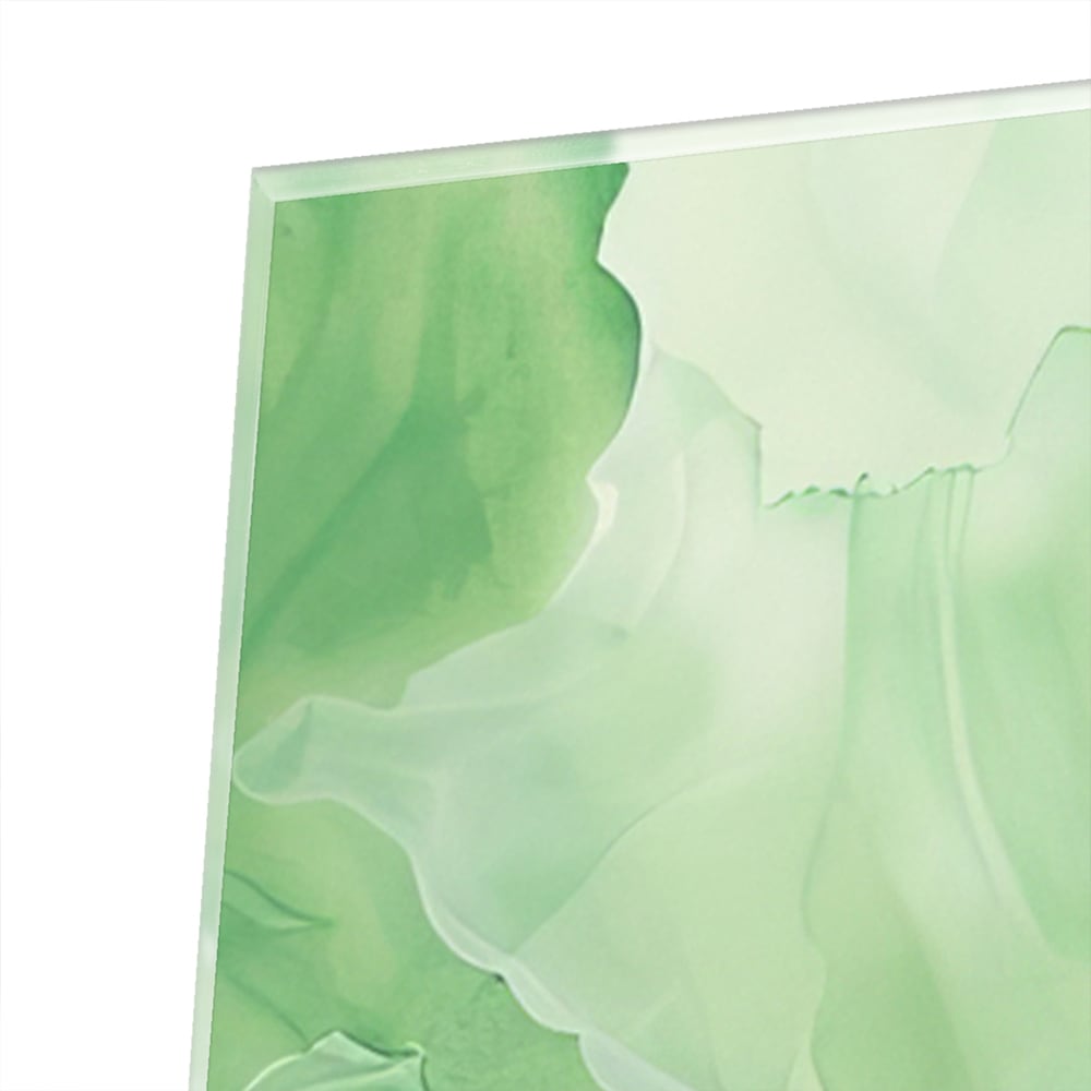 Een groen marmeren glazen schilderij dat hangt boven een kast in een moderne woonkamer.