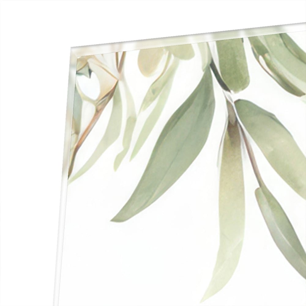 Glazen schilderij met tropische bladeren en botanische elementen aan een witte muur.