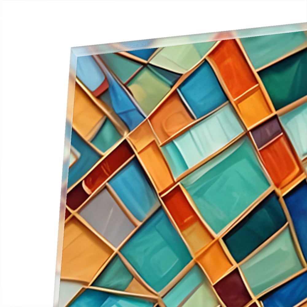 Kleurrijk abstract glazen schilderij aan de muur boven een houten meubel.