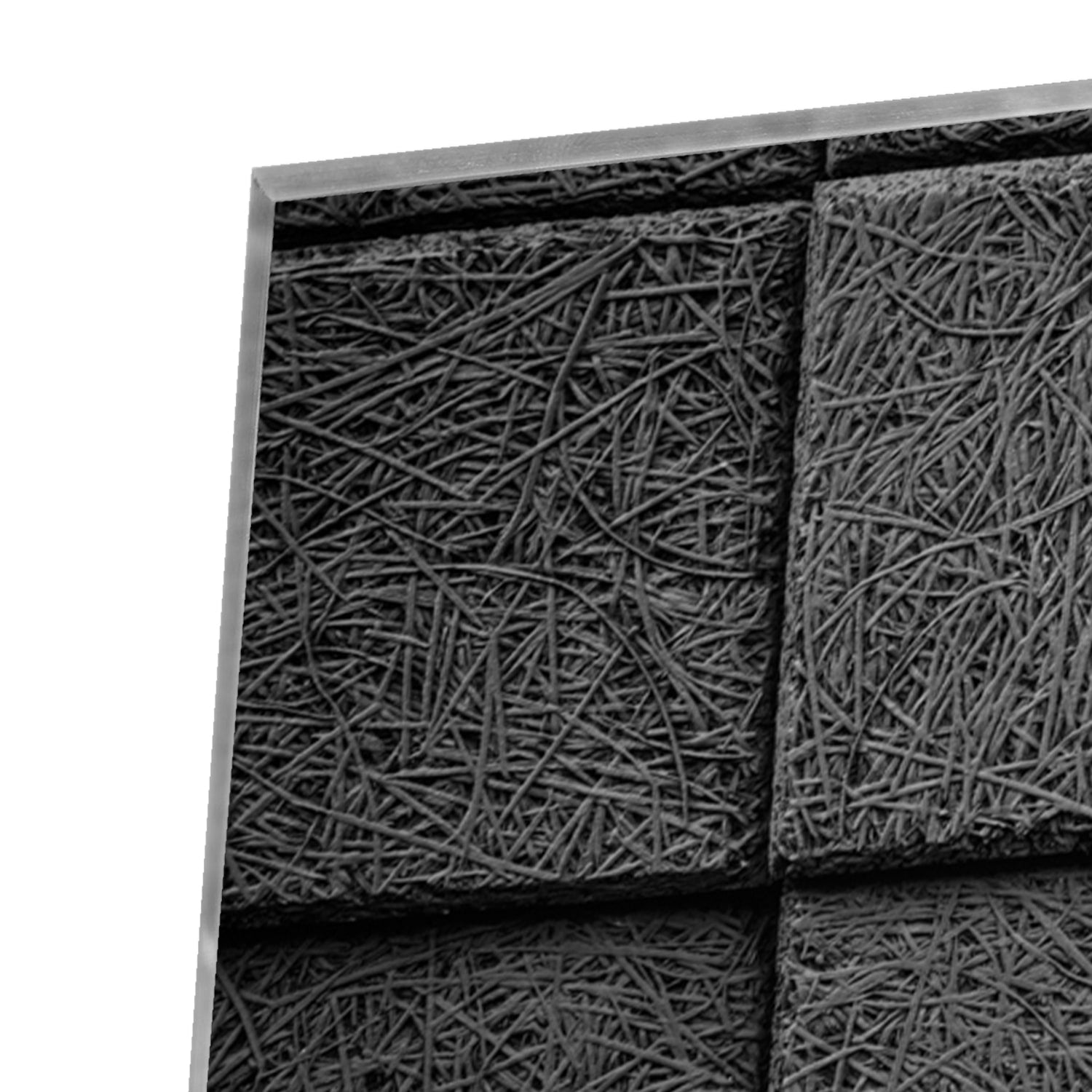 Abstract donker glazen schilderij aan een witte muur in een moderne woonkamer