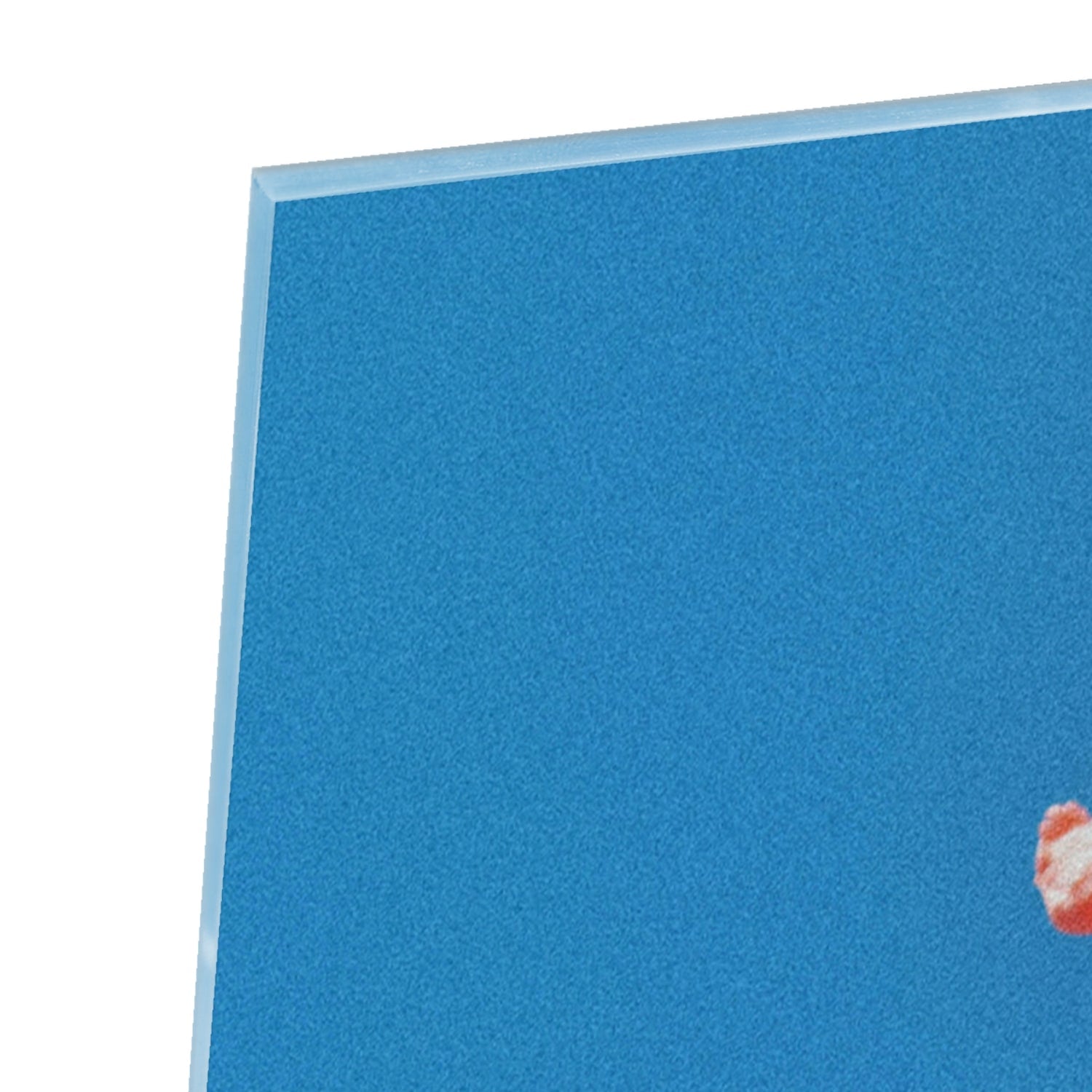 Glas schilderij van een roze roos op een blauwe achtergrond, geschikt voor wanddecoratie.