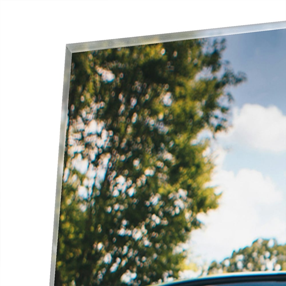 Glas schilderij van een groene Porsche aan de muur in een stijlvol interieur