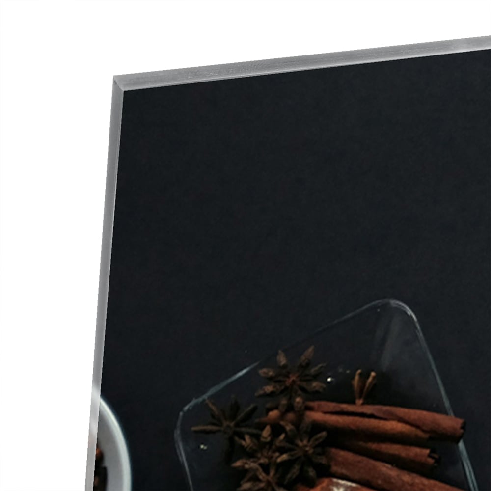 Glazen schilderij met een houten plank, koffie en notities op een tafel