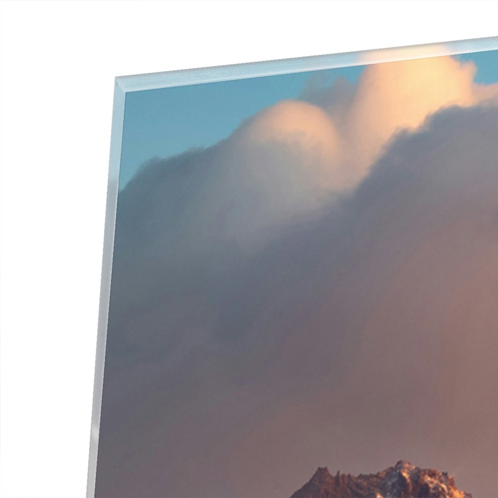 Glazen schilderij met berglandschap aan de muur in een moderne woonkamer