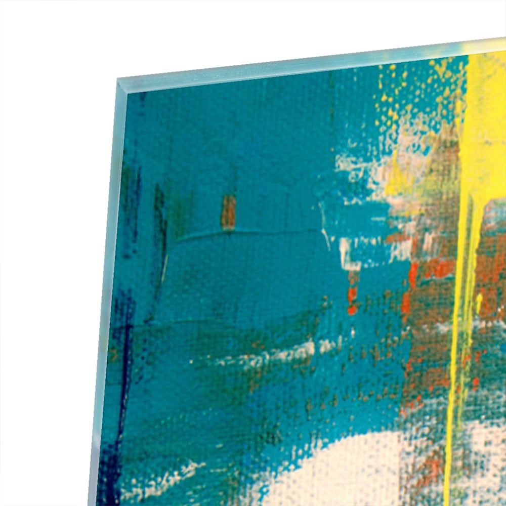 Kleurrijk abstract glazen schilderij in turquoise en oranje, genstalleerd in een moderne woonkamer.