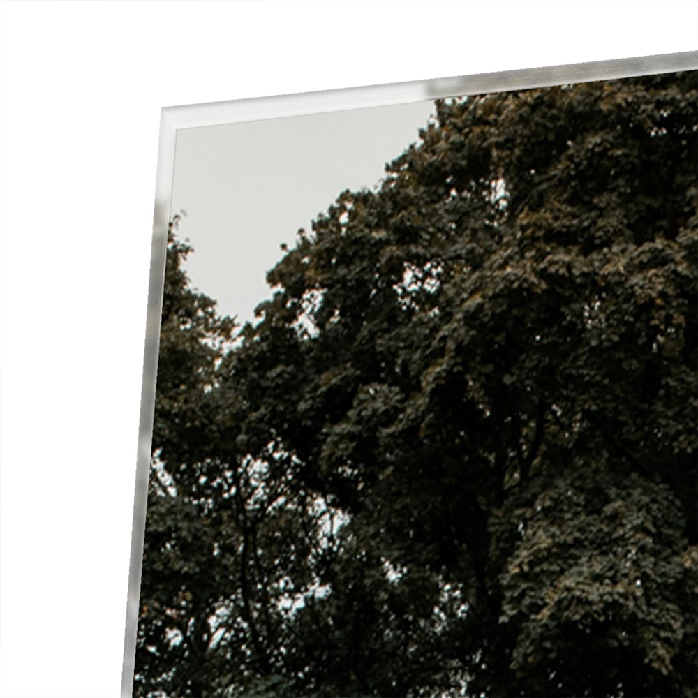 Glazen schilderij van een gele auto in een moderne woonkamer