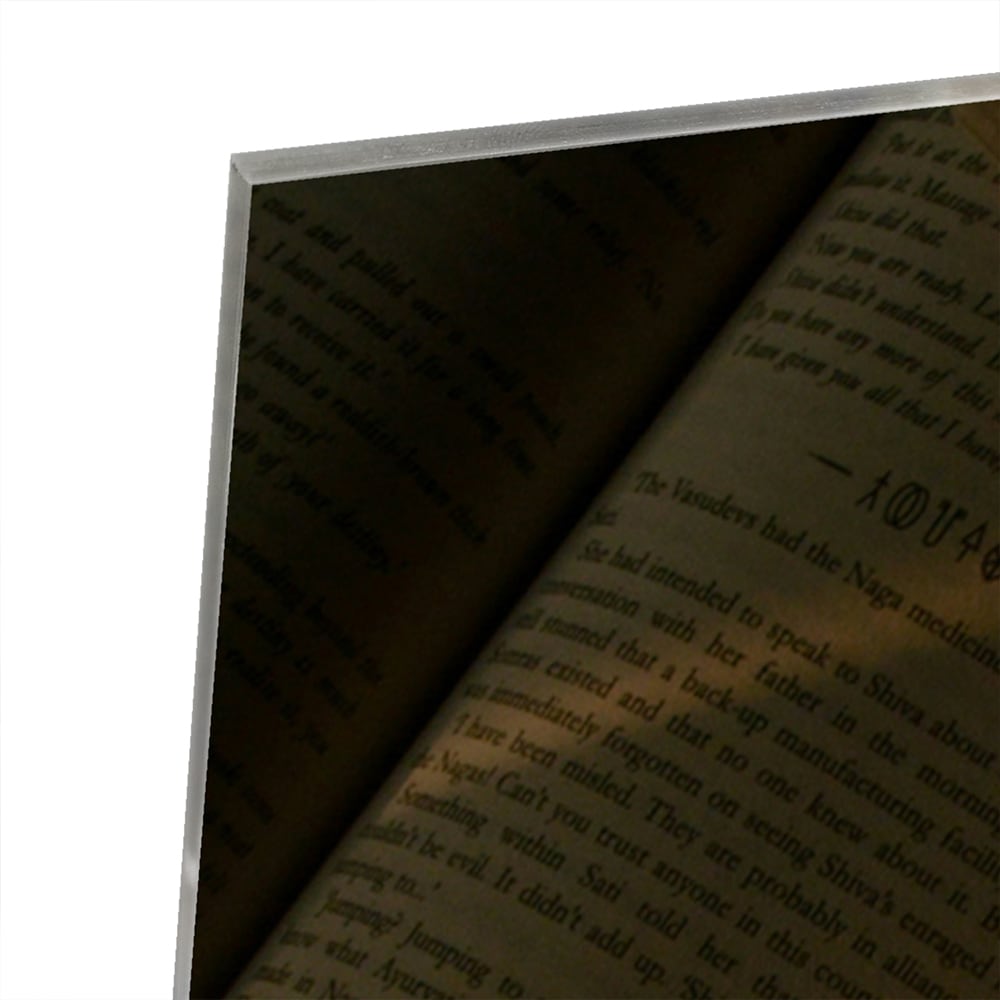 Glazen schilderij met abstracte vormen in moderne woonkamer