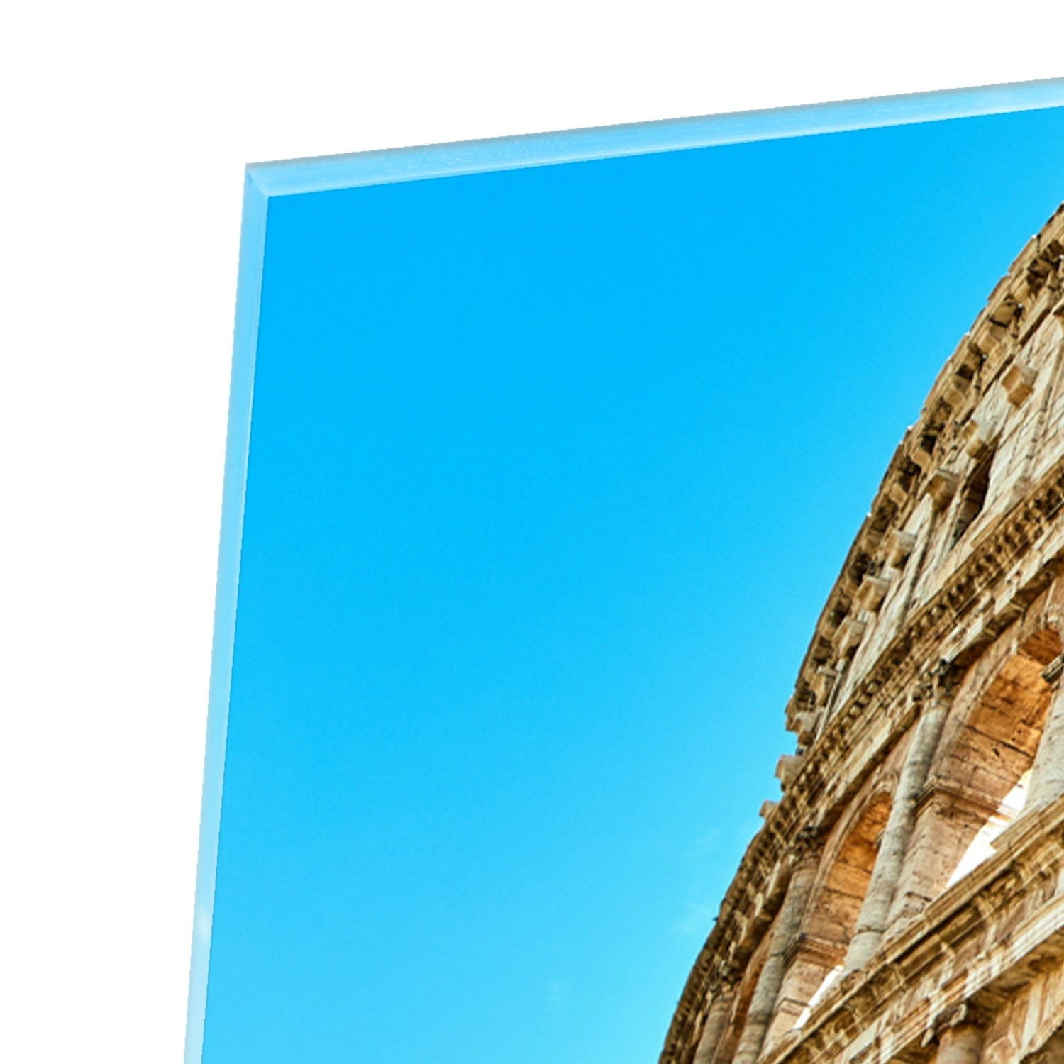 Een glazen schilderij van het Colosseum in Rome met een blauwe lucht achtergrond.