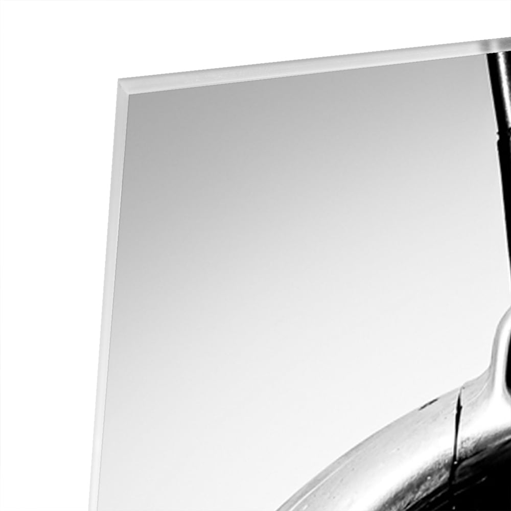 Zwart-wit glazen schilderij van een vintage vliegtuigpropeller tegen een lichte muur.