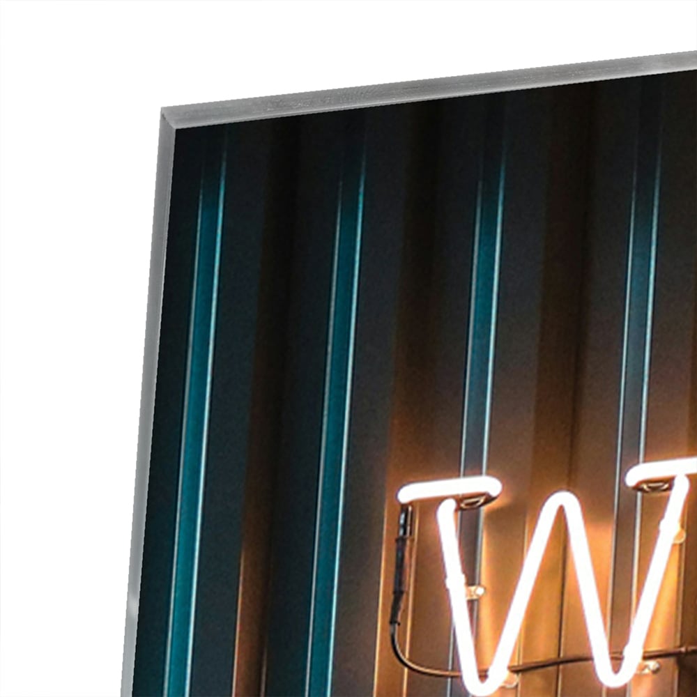 Glazen schilderij met de woorden 'Work & Play' in sfeervolle verlichting.