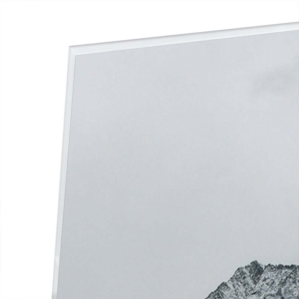 Glazen schilderij met bergen in zwart-wit, hangend aan de muur