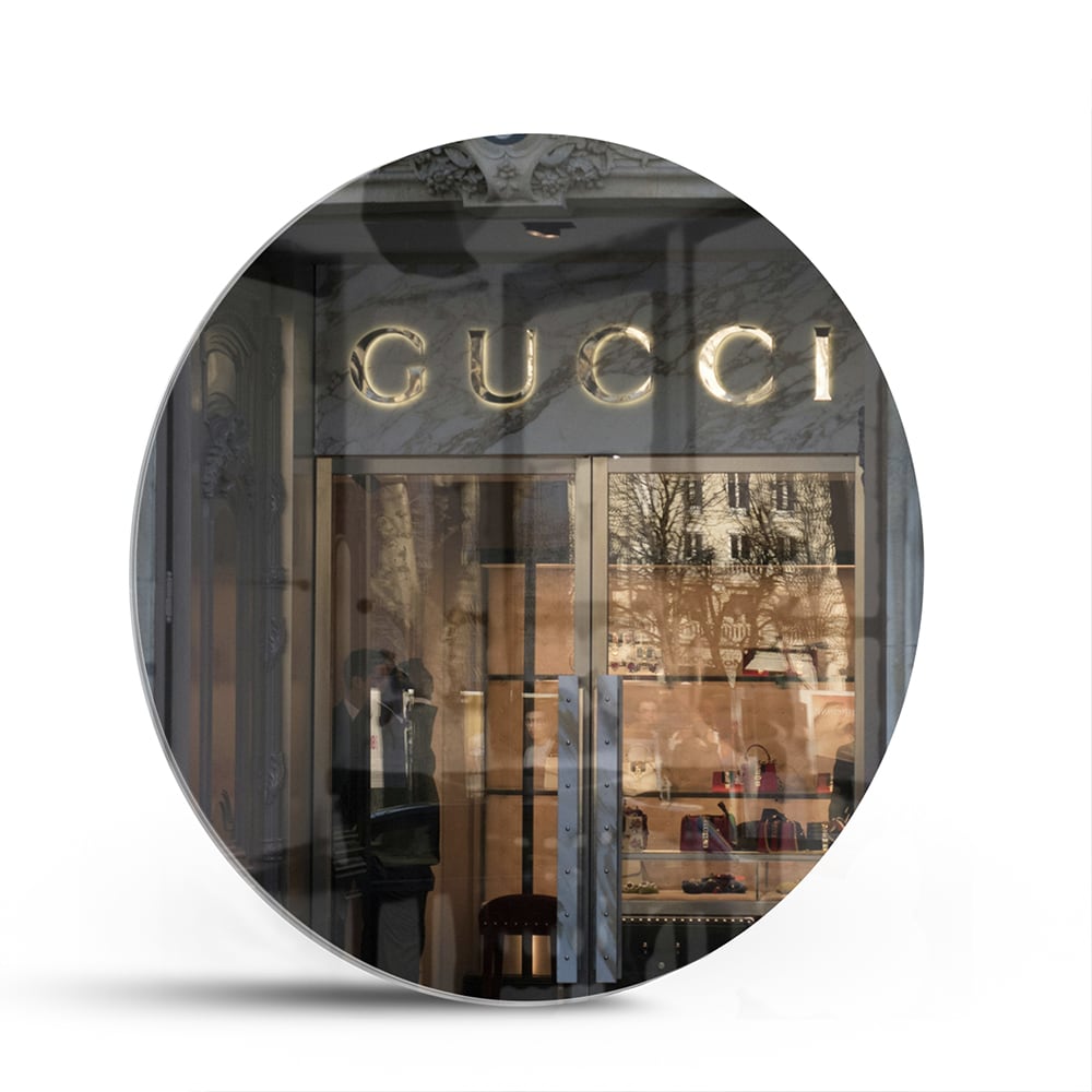 Elegant glazen schilderij van de Gucci etalage in een modern interieur.