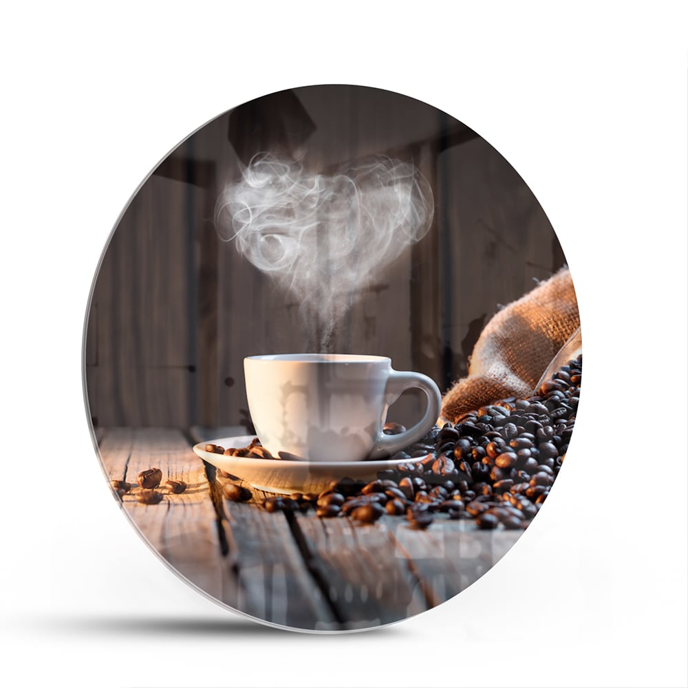 Glazen schilderij met een dampende kop koffie en koffiebonen op een houten tafel.