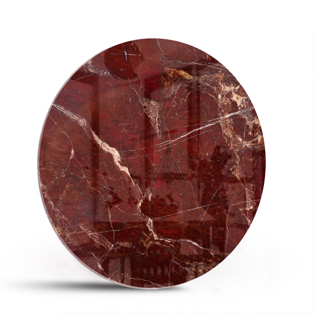 Rood glazen schilderij met marmerlook aan de muur boven een houten kast
