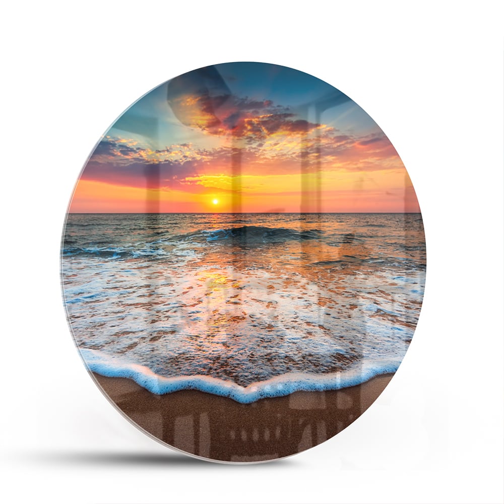 Glazen schilderij van een zonsondergang boven de zee met een warme kleurenpalet.