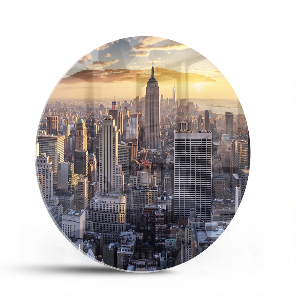 Glazen schilderij van de skyline van New York bij zonsondergang.