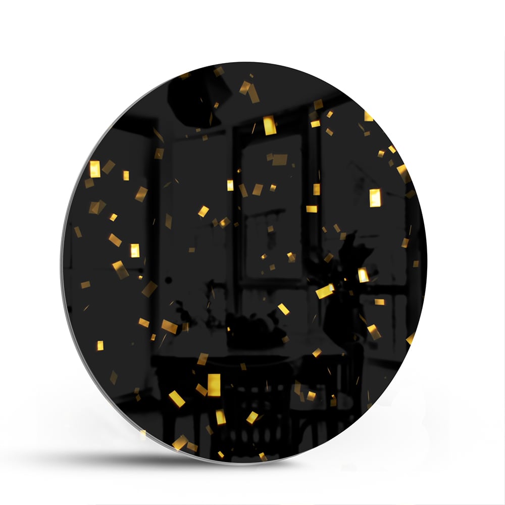 Zwart glazen schilderij met gouden confetti aan de muur in een stijlvolle woonkamer