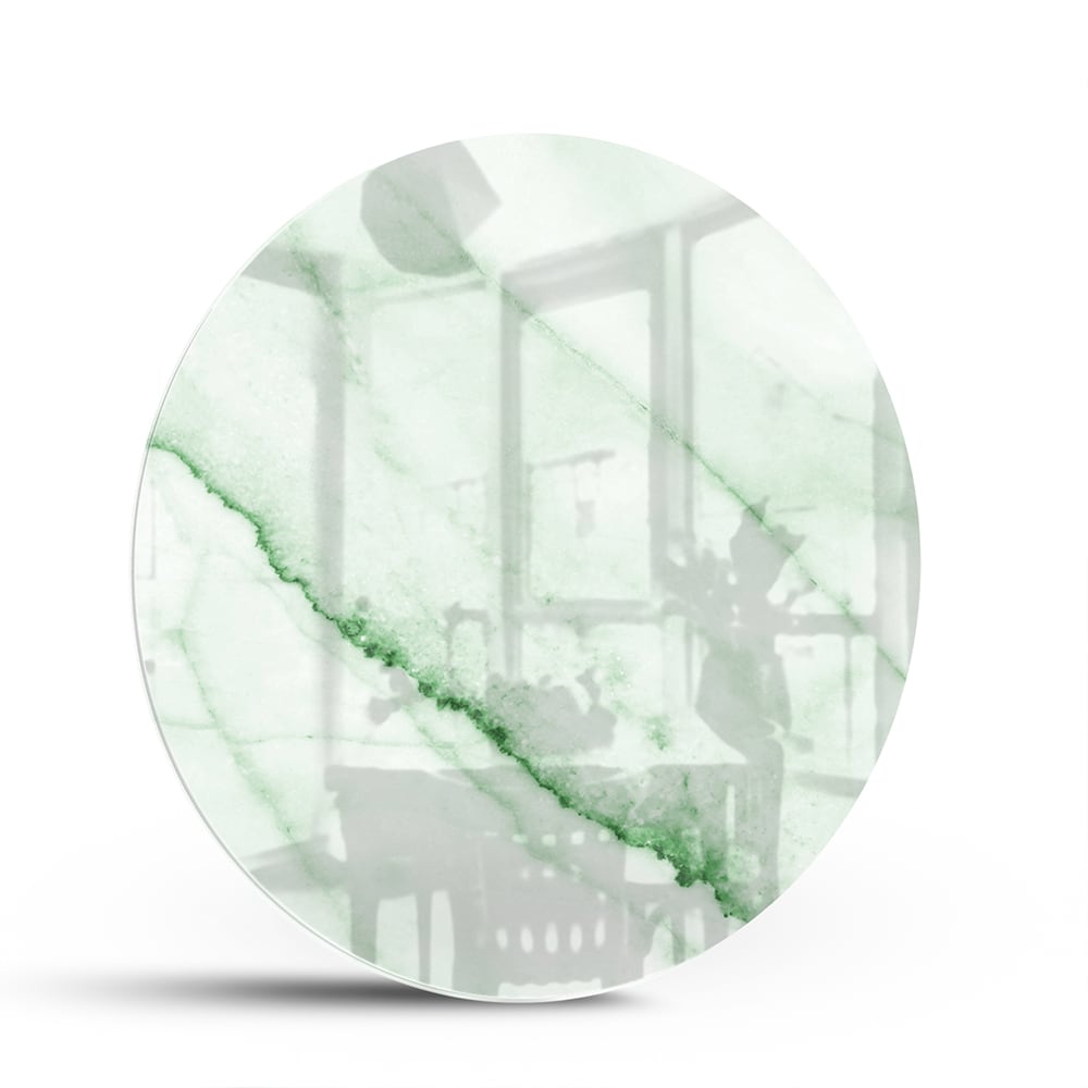 Glazen schilderij met een groene marmerlook aan de muur in een moderne woonkamer.