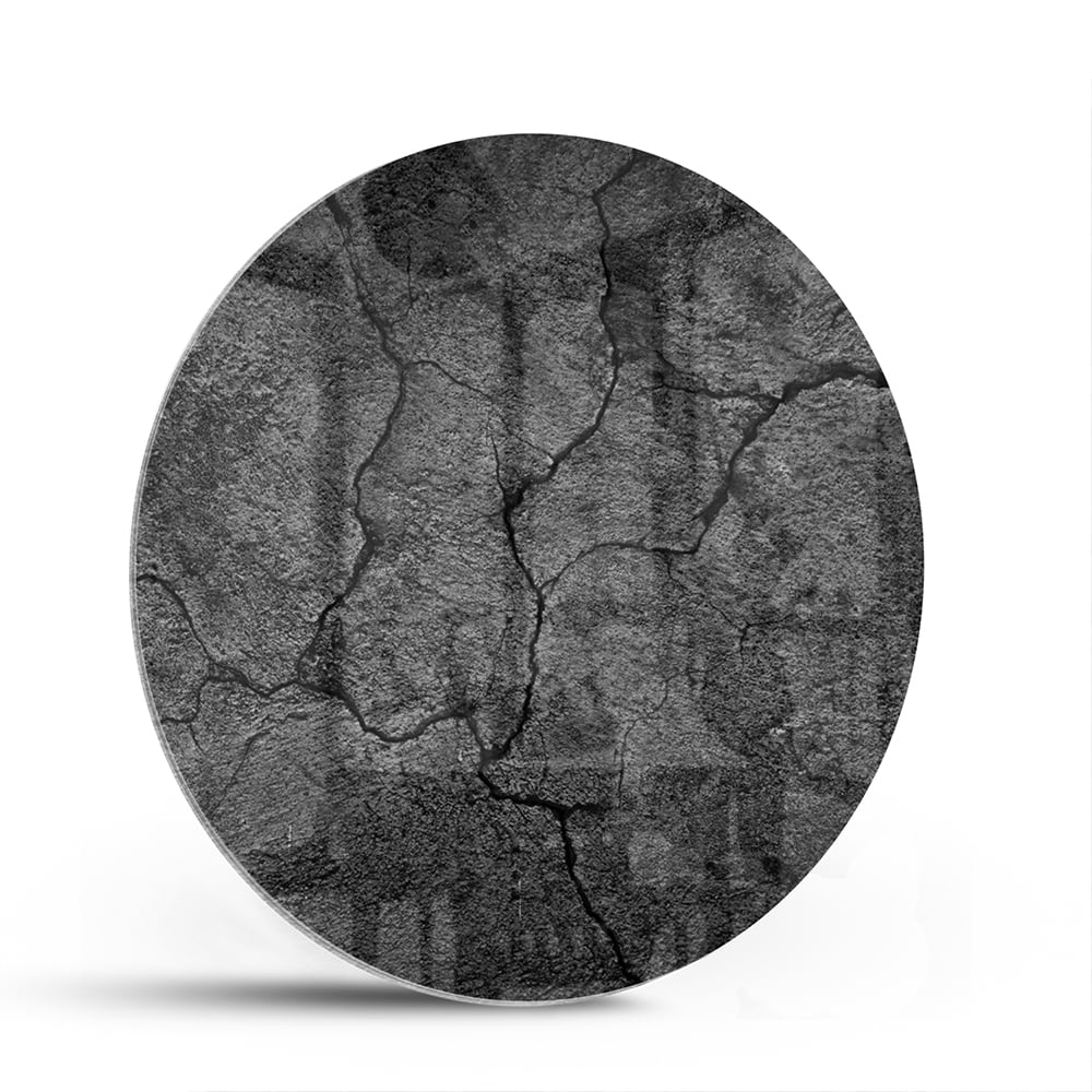 Abstract glas schilderij met een gebarsten textuur aan de muur in een moderne woonkamer.
