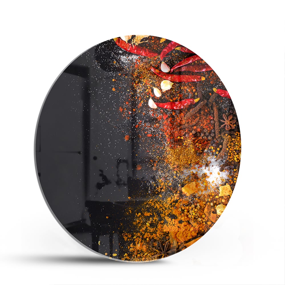 Abstract glazen schilderij met warme kleuren hangt aan de muur
