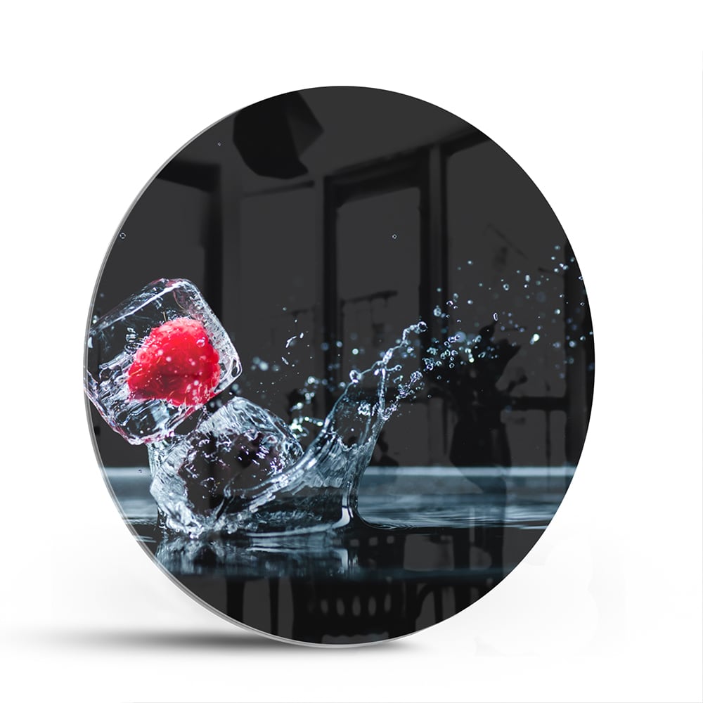 Glazen schilderij van een aardbei die in een glas valt met water splash