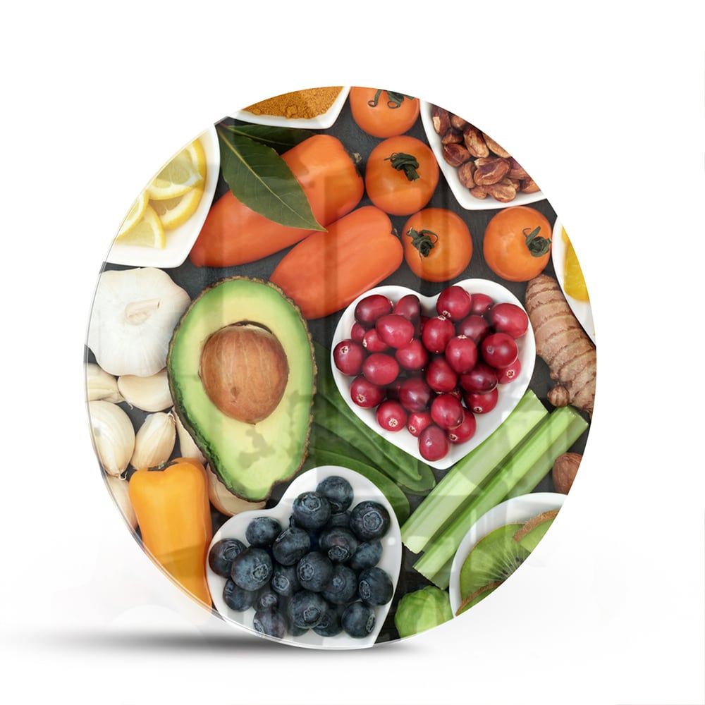 Glazen schilderij met een kleurrijke schikking van fruit en noten.