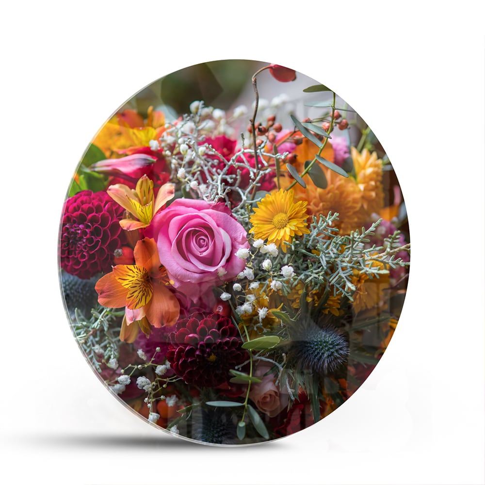 Glazen schilderij met een kleurrijk boeket bloemen aan de muur