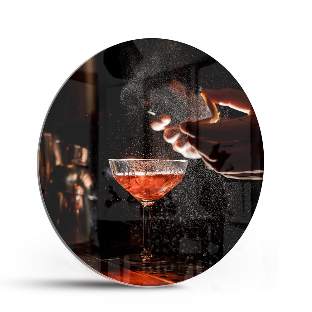 Elegante hand met cocktailglas in een sfeervolle setting