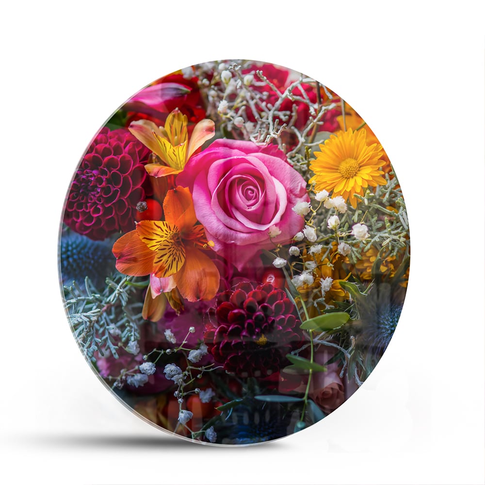 Glazen schilderij met een kleurrijke bloemenmix, inclusief rozen en andere bloemen.