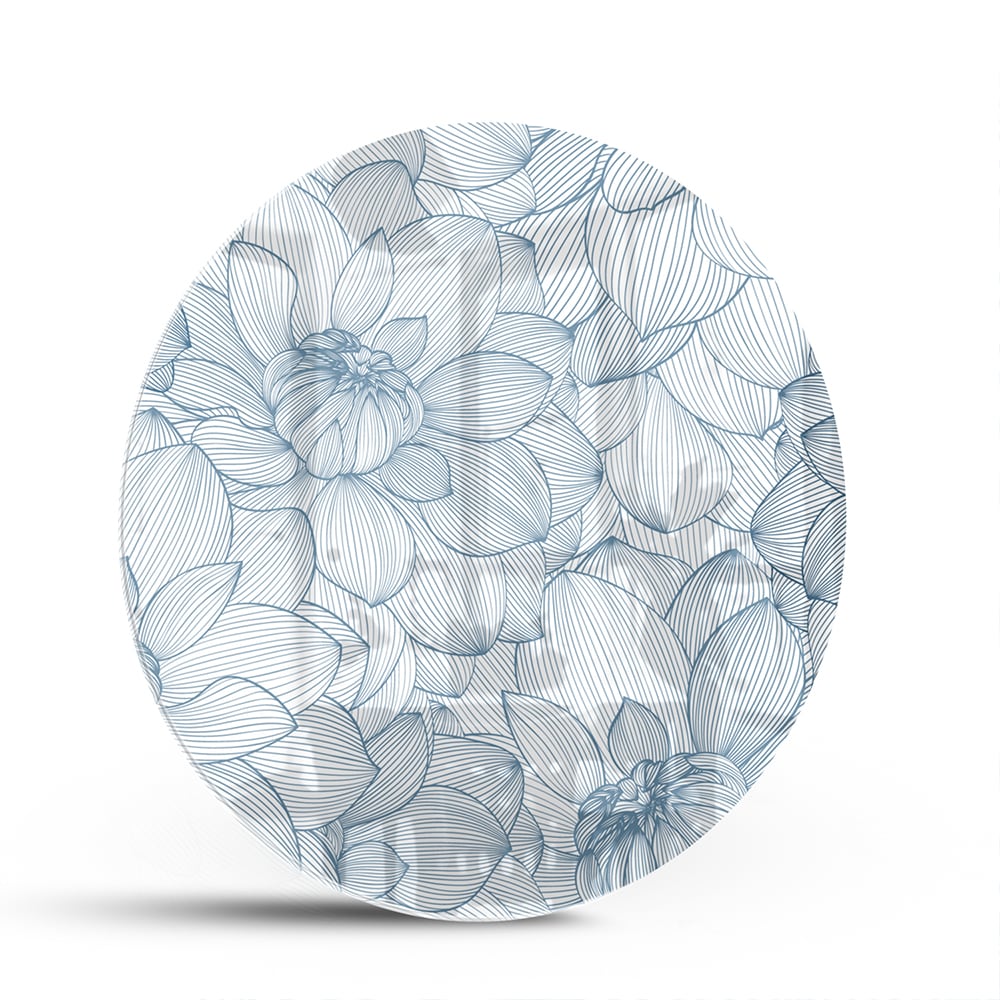 Glazen schilderij met bloemenpatroon in zachte blauwe kleuren, staat boven een houten kast.