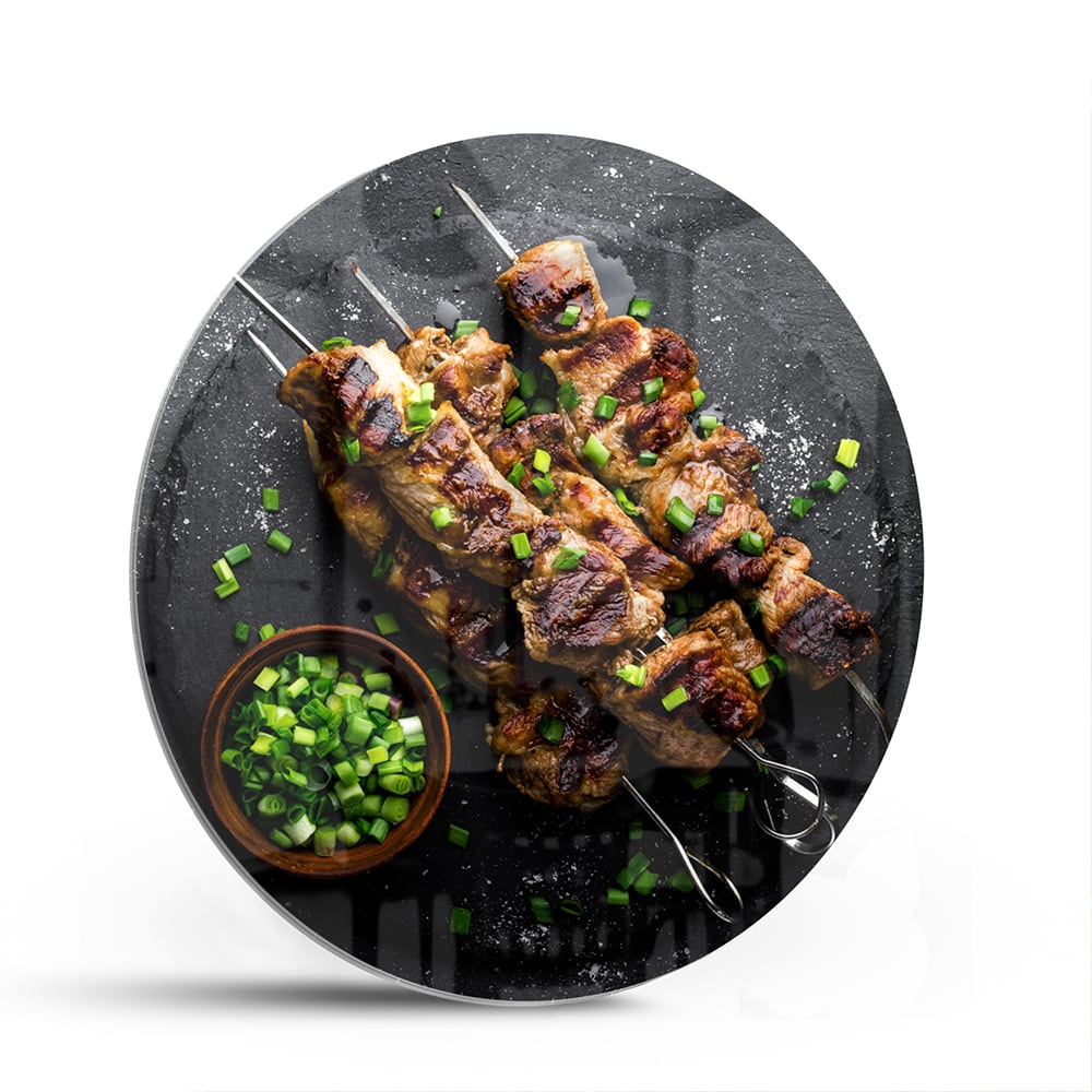 Glazen schilderij met kebabs op een zwarte achtergrond, perfect voor keuken decoratie.