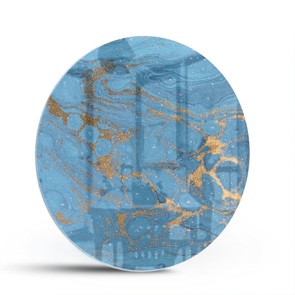 Glazen schilderij met blauw en gouden patronen aan de muur boven een houten kast.