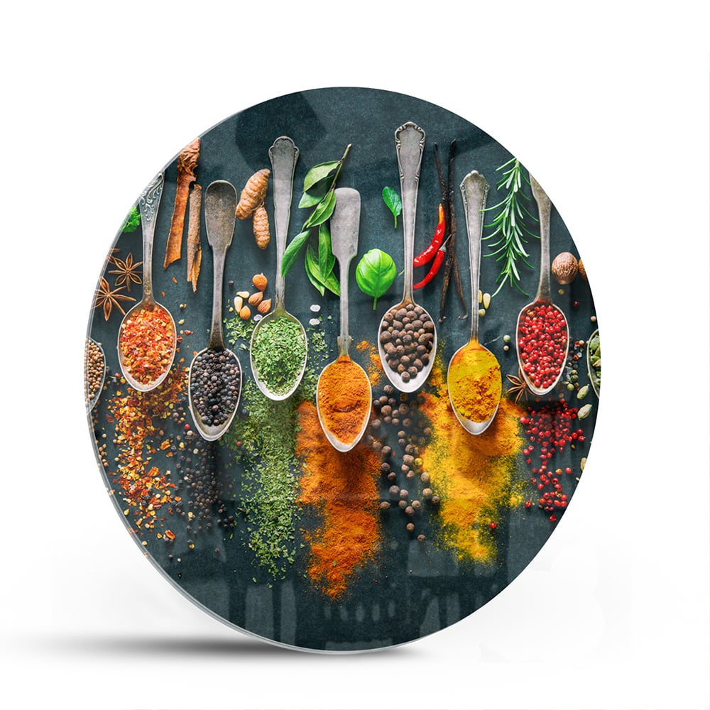 Glazen schilderij met een assortiment kleurrijke specerijen en kruiden, perfect voor keukeninrichting.