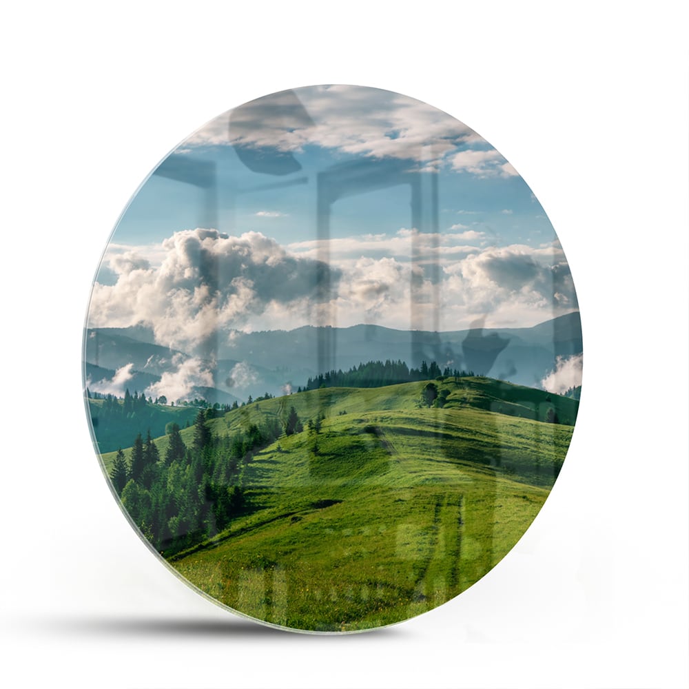 Glas schilderij van een prachtig berglandschap met groene heuvels en bergen.
