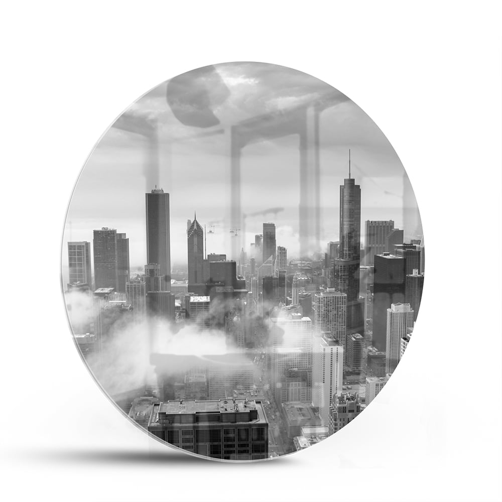 Glazen schilderij van een stads skyline in zwart-wit met wolken.