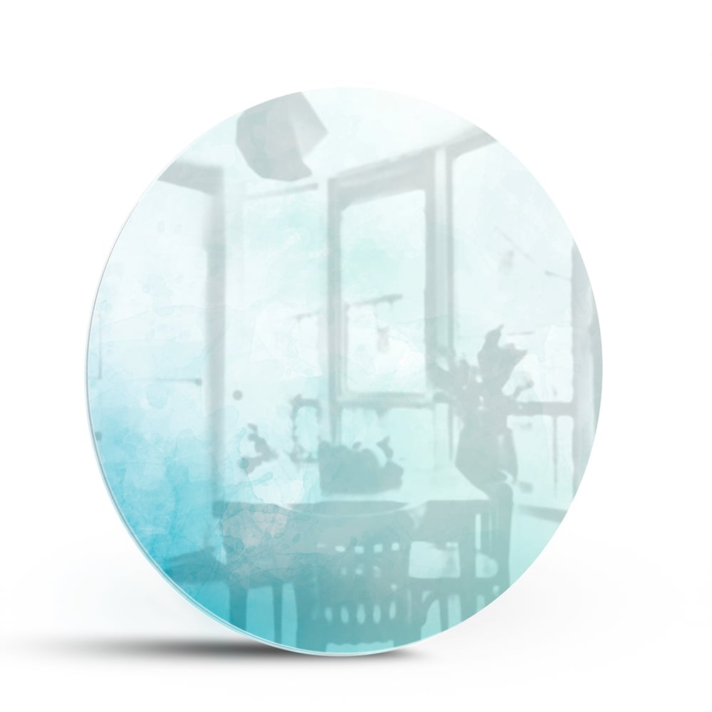 Abstract glazen schilderij met blauwe en turquoise tinten aan de muur.