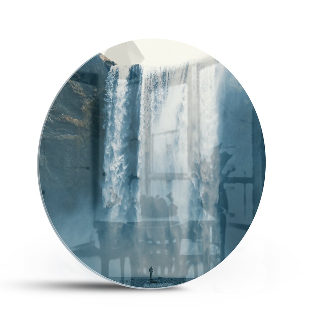 Glazen schilderij van een waterval in een moderne woonkamer.