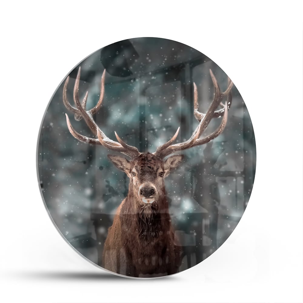 Glazen schilderij van een hert in een winterse setting