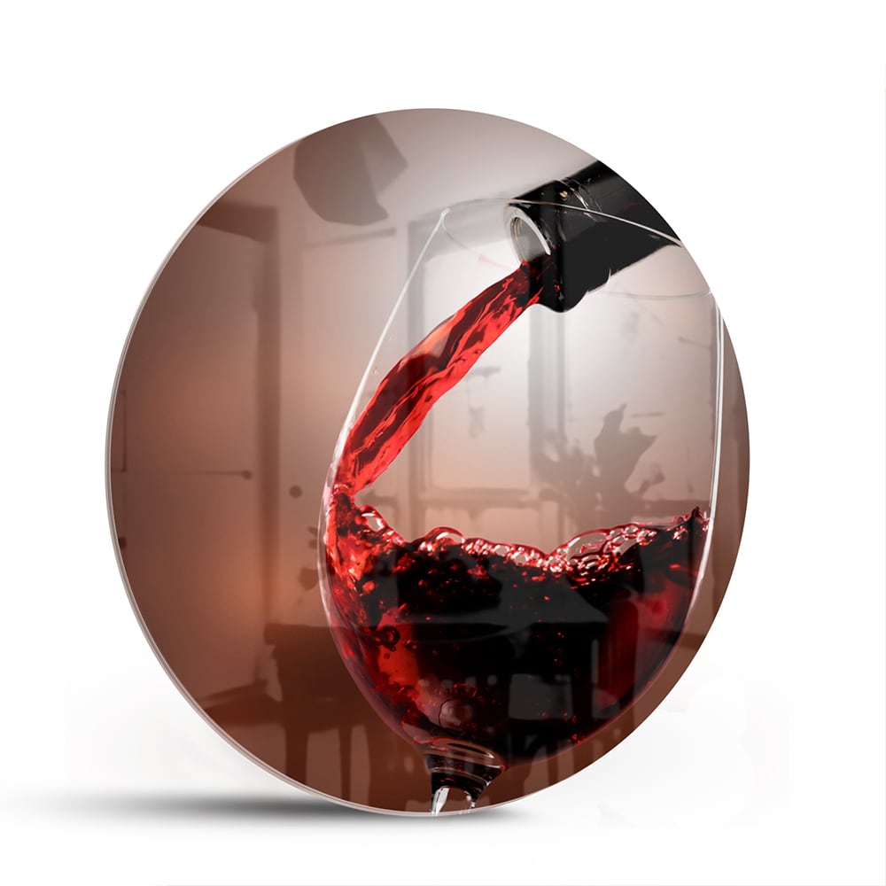 Glazen schilderij van een rode wijn die in een glas wordt ingeschonken, zichtbaar in een moderne woonkamer.
